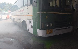 लखनऊ: एसी जनरथ के इंजन से बहने लगा कूलेंट, बस में धुंआ भरने से मचा हड़कंप; उतारे गए यात्री