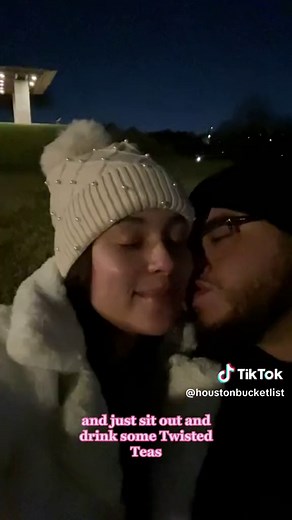 Evening picnics with a view of the skyline is such a vibe 💯🌌 (🎥: @angelina // 📍Eleanor Tinsley Park) #houston #htx #houstonbucketlist #housotnvibe #houstonlife #houstonlocal #thingstodoinhouston