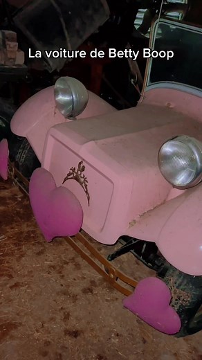 Exploring Betty Boop's Vintage Car in Urbex Adventure