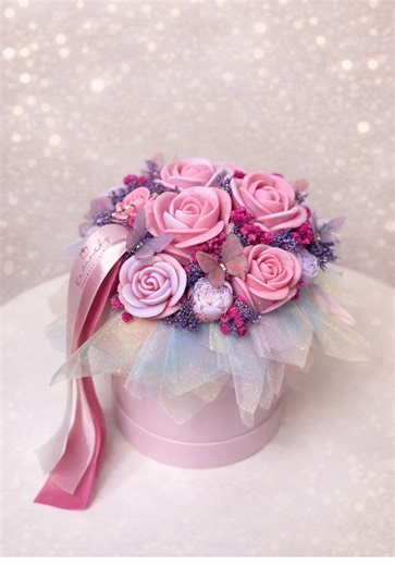 🦋 Box „Motylek – Róż & Lila” Delikatność, romantyczność i magia detali… Ten flowerbox powstał z myślą o tych, którzy kochają subtelne kolory i wyjątkowe kompozycje 💗 Różowe i liliowe róże ze świec sojowych, uzupełnione drobnymi kwiatami i motylkami, tworzą kompozycję, która zachwyca nie tylko wyglądem, ale i zapachem ✨ To idealny prezent na: 🎁 urodziny 💝 walentynki 🌸 rocznicę 🤍 lub po prostu – bez okazji ✔ ręcznie wykonany ✔ naturalny wosk sojowy ✔ możliwość personalizacji ✔ dostępny na za