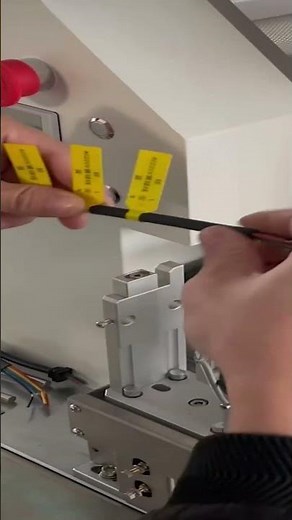 【ワイヤーへのフラッグ貼り】ラベルを綺麗に二つ折りして巻き付ける全自動ラベラーT107 #Shorts