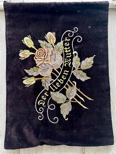 Antik broderi för förvaring av tidningar, Tyskland 1920-1950. Bomullssammetstyg. Vackert broderi, mönster, rosenband. Det finns en - Etsy Sverige