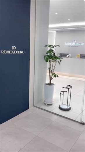 RION❤︎ on Instagram: "¨ ❥˚ ¨ ❥˚ ¨ ❥˚ ¨ ❥˚ ¨ ❥˚ ¨ ❥˚ ¨ ❥˚ ¨ ❥˚ ¨ ⁡ @jdrichesse_official @jdrichesse_jpn ⁡ 韓国の江南にある JD RÍCHESSE CLINICに行ってきました🏥 ⁡ 2025年半ばにOPENしたばかりの 新しい皮膚科、クリニックになります♡ ⁡ 今回はprということで 通訳さんがずっと居てくれたので 言葉の心配もなく安心できました🥹✨️ ニキビ跡の施術を受ける予定だったのですが、 他のクリニックで施術してから あまり時間が経っていなかった為今回は🙅🏻‍♀️‪ カウンセリングを受けたところ、 自分の年齢でも可能で、 今の肌状態に合っているケアが LDMだと言われたので、 LDM施術を受けることになりました。 ⁡ LDMは韓国芸能人が受ける肌管理 第3位！？に入る位人気メニューなんだよっ💓 ⁡ LDM施術はうければうける程、 肌がどんどんよみがえって潤いを与えてくれて この季節気になる乾燥肌さんには特に 超保湿されるから本当にオススメの施術です❣️ ⁡ ダウン