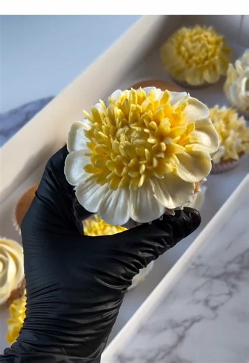 Satisfying Flower Cupcake Decorating Techniques