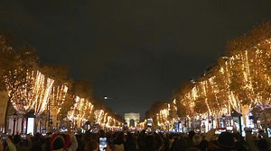 Las luces de Champs-Élysées ya anticipan la Navidad en París