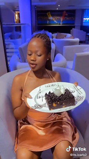 It's my birthday with a cake🤗🎂 and finally I got into this trend 😂❤️#partychrisbrown #birthdaygirl #tiktoktanzania🇹🇿