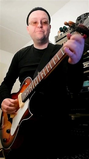 This rock ’n roll guitar solo and many others are featured in the new sheet music/tabulature book focusing on lead guitar playing and titled ’Rock ’n Roll Guitar - Licks, Solos, Songs & More!’. Now out and available on my bandcamp and gumroad pages, ye! (links in bio). Lots of cool material ready to expand your technique and vocabulary on rock ’n roll guitar (and beyond) playing whether you’re a beginner or a more seasoned player. Package includes downloads of the new Ep ’A Shot Of Rhythm & Blue