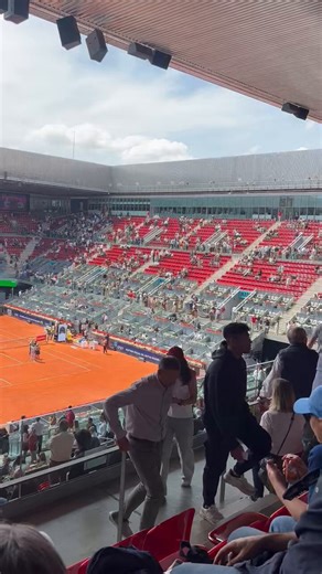 Hermano pero que vergüenza es esta???Que literalmente la MITAD de las gradas de la Manolo Santana son palcos vip.Si siguen asi el mutua en un par de años va a ser un torneo de peces gordosEs lamentable el Mutua Madrid Open.PERO ESTAMOS LISTOS PARA ESE MAGICO MUNAR-RUUD
