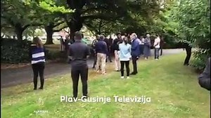 Masakar nad muslimanima: Najsmrtonosniji napad u historiji Novog Zelanda Napadači koji su upali u dvije džamije u novozelandskom gradu Christchurch ubili su najmanje 49 osoba, u najgorem napadu koji se desio u… More ovoj pacifičkoj državi. Napadač slušao pjesmu o Karadžiću Na internetu kruži snimak, za koji ne postoji potvrda autentičnosti niti kada je snimljen, na kome se vidi kako Australac Brenton Tarrant, učesnik u masakru u džamijama na Novom Zelandu, nosi oružje na kojem su ćirilicom ispis