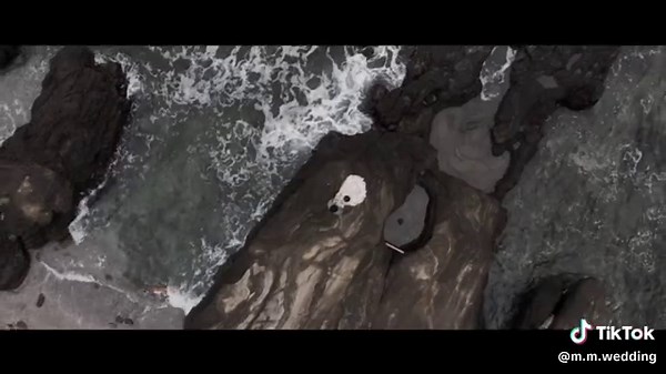 この素晴らしい世界で 出会えた奇跡💍🤍 #結婚式#花嫁 #前撮り#ウェディング 余談ですが オフラインラブ面白かった♡ みんな可愛かった