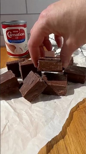 Carnation’s fudge recipe is famous for a reason & perfect to pass down to loved ones! ❤️🍫