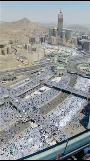 الحجاج يملؤون الطرقات الى منى بالتلبية وكأن الأرض كلها تنبض بالإيمان