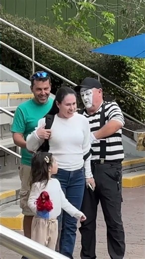 This guy is hilarious 😂 Tom the Mime #seaworld #comedy