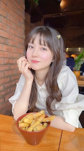 せきぐちりさ🐤☔Risa Sekiguchi on Instagram: "鎌倉で人気のカレー屋さん珊瑚礁で食べたカレーとポテトがめちゃめちゃ美味しかった〜🍛😋 この日は海沿いのお店が定休日だったので、七里ヶ浜駅からちょっと歩いたところにある本店に行ったよ🚶‍♀️ 平日だけど1時間待ちでした💦 でもおいしかったので大満足🙆‍♀️ 📍珊瑚礁本店"