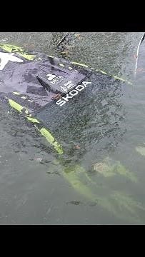 Jännerrallye 2024 Crash, Rallye Auto kracht in Teich.