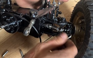 组装8乘8卡车模型底盘1