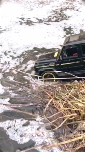 Toy Jeep Drives Through Obstacles and Water!