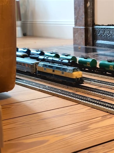 Next time I should solve this problem of smoke generators, they never work when I want 😅 La prossima volta, mi occupo del fumo che non vuole uscire quando lo voglio. Un conseil pour bien faire fonctionner ces vieux générateurs de fumée ? J'ai du mal à les faire fonctionner en continu 🫤 #floorlayout #modeltrains #märklin #stillakid #hoscale