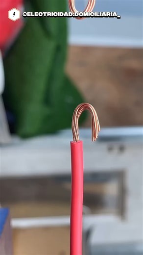 Guía Electricidad Domiciliaria on Instagram: "🕹️💡 ¿Quieres controlar una misma luz desde tres lugares diferentes? El error es pensar que solo puedes encender o apagar desde dos puntos; en pasillos largos, salones grandes o escaleras con descanso, necesitas control total para no caminar a oscuras. ❌ La solución es el Interruptor de 4 Vías (Cruzamiento). ✅ Mira el circuito: Colocas los interruptores de 3 vías en los extremos, pero el secreto está en el medio: debes instalar un Interruptor de 4 V