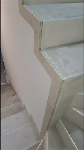 Прогнали плинтуса на лестнице вдоль стен 👍💯