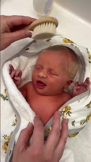 Our Baby's First Bath! (Adorable Baby Moments)