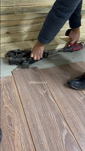 Assembling wooden flooring with a small device