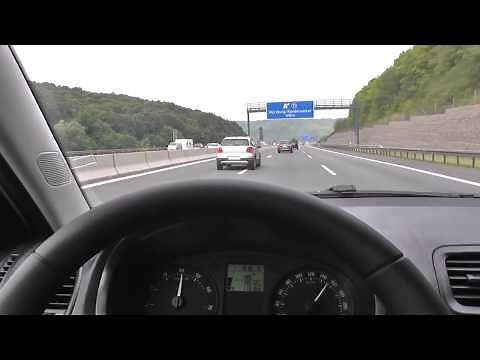 アウトバーンでドイツ車を追うも、全く追いつけない。