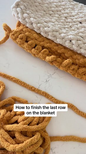 Closing the final row tutorial. #chunkyknitblanket #cozyblanket #fyp #diy #cozyknitblanket #handknitting #cozyseason #tutorial