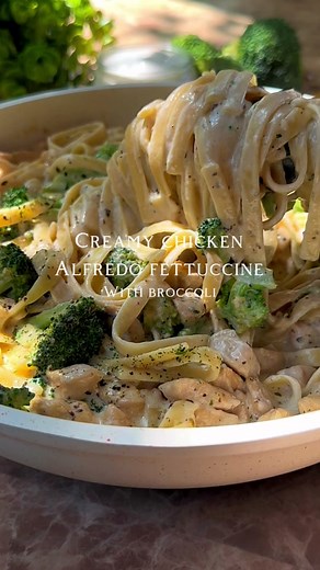Ingredients: * 8 ounces fettuccine pasta * 3 tablespoons butter * 1 boneless, skinless chicken breasts, cut into bite-sized pieces * 3 tablespoons olive oil * 4 cloves garlic, minced * 1 cup broccoli florets * 1 cup heavy cream * 1/2 cup grated Parmesan cheese * 1/4 cup mozzarella cheese * 1/2 teaspoon oregano dried * 1/2 teaspoon basil dried * 1/2 teaspoon garlic powder * Salt and pepper to taste * Dried parsley, (for garnish) Instructions * Cook the fettuccine pasta according to the package in