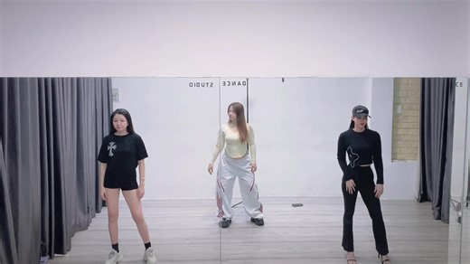 Thêm một lớp tiktok mới vào buổi sáng , cho các nàng đam mê nhảy mà hong biết bắt đầu từ đâu, cứ đến với nhà Em nha 🖤🙆‍♀️ 📍Ghé ngay Peace Dance Studio để chúng tớ tư vấn kỹ càng nhé! ✅ Bạn được học Những gì? – Học các điệu nhảy hot nhất, kịp xu hướng TikTok. – Hướng dẫn chi tiết từ cơ bản đến nâng cao. – Bí quyết sử dụng trọn gói các kỹ năng áp dụng vào bài. - Giáo Án học đầy đủ. – Kết nối, giao lưu với những bạn trẻ cùng đam mê. 👉🏻 Inbox ad ngay để được tư vấn tận tình hoặc để đăng ký lớp 