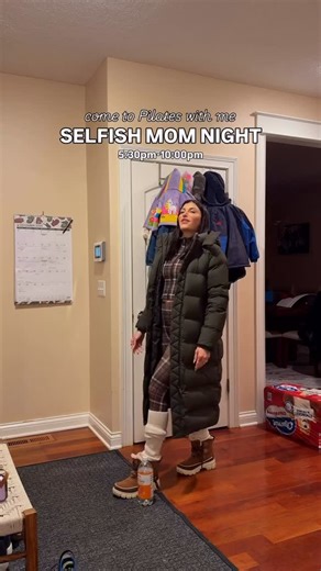 Des Pfeifer | pre and postnatal trainer on Instagram: "“Who watches the kids??” 🫨 UMM THEIR FATHER PARENTS THEM???? (Enjoy the raw audio - my life’s full volume and I wouldn’t change it) In order for me to be the best mom for my kids - I need to take care of me… the minute my cup isn’t full, the minute I’m not able to fully pour into my kids, my husband, and others around me. Go out and find something new for you to try in 2026. You might be a mom, but you’re still a girl living life for the fi