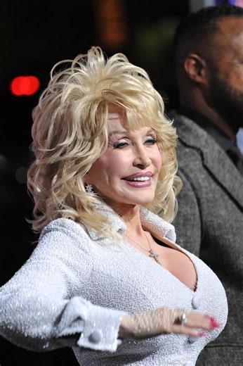 This Is Why Dolly Parton Stopped Wearing Bathing Suits In The ‘70s - NewsBreak
