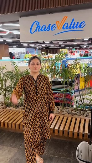 625K views · 6.2K reactions | This Ramzan Farah Haris is at Chase Value to do her Eid shopping and participating in Chase Value`s 5K Challenge. Explore different categories such as Men, Women, Kids, home textile, crockery, electronics and other fashion and lifestyle products within affordable prices and wide range. So hurry up and visit Chase Value now!!! #chasevalue #WholesalePrices | Chase Value | Facebook