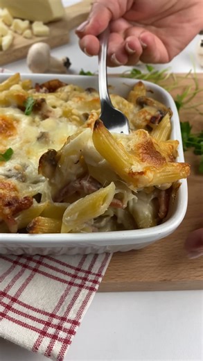 Pasta al forno con funghi, speck e scamorza: spettacolare e super filante, non fatevela scappare! 👉 Guarda la ricetta completa su cookaround.com 🔎 Cerca "Pasta al forno funghi speck e scamorza" Ingredienti: 320 g pasta 300 g funghi champignon 150 g scamorza 150 g speck 250 g besciamella 40 g Grana Padano 1 spicchio d’aglio 1 filo d’olio extravergine 1 ciuffo di prezzemolo Sale q.b. Pulisci e taglia i funghi a fettine. In padella, fai rosolare l'aglio nell'olio, poi aggiungi i funghi e falli cu