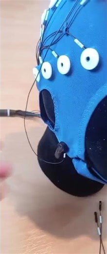 Low-cost Cap EEG kit 32 channels with 32 wet electrodes and 2 clips Electrode