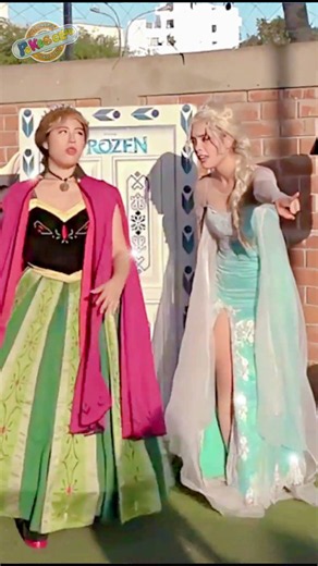 Elsa congelá accidentalmente el corazón de Anna #frozen #libresoy #disney #show #cosplay #pekesclub