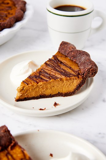 PRINT the recipe: https://www.wyseguide.com/pumpkin-pie-with-chocolate-crust/ If you’re bored of the traditional pumpkin pie, then this chocolate crust version is the one you should make this Thanksgiving! INGREDIENTS For the crust: - 1 1/4 cup all-purpose flour - 1/4 cup Dutch-process cocoa powder - 2 tbsp granulated sugar - 1 tsp kosher salt - 10 tbsp unsalted chilled butter, cubed into 1/2-inch pieces - 1 tsp vanilla extract - 5-6 tbsp ice cold water For the pumpkin filling: - 2 large eggs - 