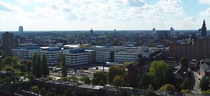 Het UMCG is al 225 jaar verbonden met de stad Groningen. De huidige gebouwen stammen uit de jaren '80 en '90 en zijn toe aan vernieuwing. Ook stellen we andere eisen aan de gebouwen omdat ons werk is veranderd. Het UMCG biedt steeds meer hoog complexe zorg en de vernieuwingen zijn nodig om onze patiënten in de toekomst de beste zorg te blijven bieden. Het UMCG gaat de komende jaren (ver)bouwen en innoveren. We staan aan het begin van een modernisering. Dat gebeurt nadrukkelijk sámen met de zorgp