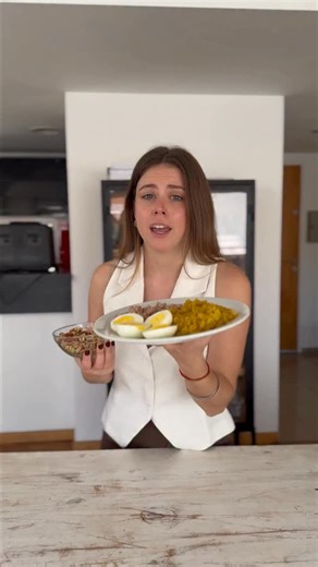 VALEN MARTÍNEZ NUTRICIÓN on Instagram: "¿Se puede bajar de peso comiendo arroz? 🍚✨ Sí. Y sin hacer dietas raras ni sacar alimentos porque “engordan”. El problema no es el arroz ❌ El problema es comer sin estructura, sin pensar en saciedad ni en hábitos que se puedan sostener en el tiempo 🧠 Cuando armamos platos completos 🥗🍳 👉 comemos más tranquilos 😌 👉 llegamos con menos hambre a la próxima comida ⏳ 👉 y dejamos de picar por ansiedad o cansancio ⚡ 💬 “¿Entonces no se pueden comer frutos