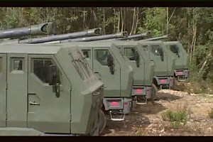 性能諸元 車身尺寸：NA 戰鬥重量：18~22 噸 載重平台：TATRA T815 VVN 6X6載重車 發動機：一具V12柴油發動機 最大馬力：315hp 極速：80 公里/小時 續航力：1000 公里 涉水深度：1.4 公尺 越壕寬度：0.9 公尺 垂直越障：0.6 公尺 乘員：4~6名 主武：155mm 45/52倍徑榴彈砲 輔助武裝：7.62mm或12.7mm防空機槍 攜彈量：27枚155mm砲彈 射速：20秒3發 ATMOS 2000(ATMOS是卡車載自走砲的縮寫，Artillery Truck Mounted Gun Howitzer)，編號為SPWH-2052。ATMOS 2000乃是以TATRA T815 VVN六輪卡車作為底盤，車上編制四名乘員，搭載一門Soltam System公司製造的155mm火砲，戰鬥重量僅18~22ton，可由C-130運輸機空運。除了重量輕巧之外，ATMOS 2000的後勤維修負荷也盡可能地降低。ATMOS 2000的砲身有45與52倍徑等兩種選擇，射程分別為39km與41km。此外，車上配備最先進的指管通情與射控裝置，包括車載任務電腦、
