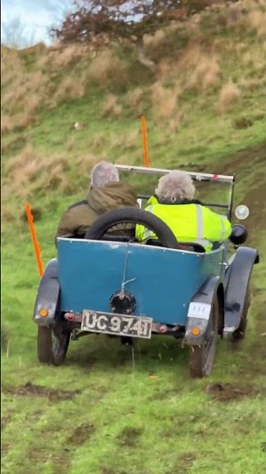 1928 Austin Seven Chummy driving up a hill like it’s nothing 🏁#prewarcar #vintagecar #classiccar