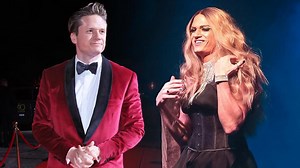 Tiffany RichBitch poprvé na scéně: Ondřej Brzobohatý v korzetu a dlouhé blond paruce řádil na pódiu. Ukázal i krásné nožky