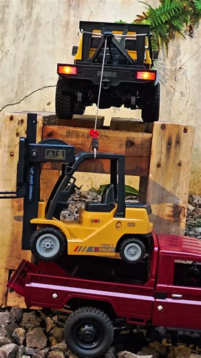 MN82T Tow Truck: Realistic Scale Operation Unloading Forklift from Transport Truck