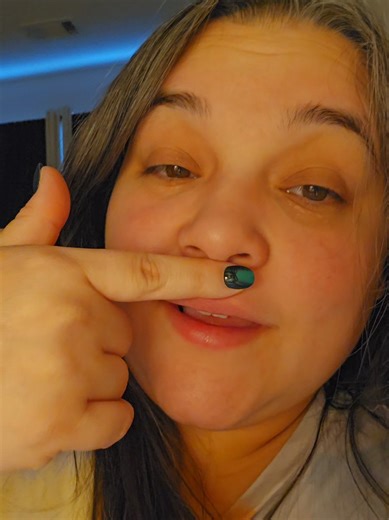 Aquí ya los niños volvieron a la escuela, pero no se nos puede olvidar que mañana es Día de Reyes 👑 Lo celebramos antes, sin pasto, con frío y con calma. Porque aunque estemos en Estados Unidos, para nosotros las Navidades todavía no se acaban. 🇵🇷✨ #navidadboricua #tradiciones #diadereyes #diaspora