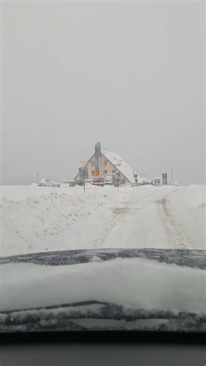 Ninge ca-n povești în zona Cabanei Dichiu, județul Dâmbovița! Zăpada a transformat totul într-un peisaj de basm, iar drumul este practicabil. Drumarii LDP sunt la datorie și acționează constant pentru siguranța tuturor participanților la trafic. Dacă vreți să vă bucurați din plin de iarnă, de zăpadă și de aer curat de munte, nu uitați: mașinile trebuie să fie echipate corespunzător pentru condiții de iarnă! 🚗❄️ Drum bun și bucurați-vă de zăpadă! ⛄ | Exclusivdb.ro
