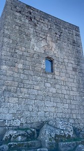 3.4K views · 44 reactions | Castillo de Guarda. Portugal. Solo quedan los restos de una muralla y la Torre del Homenaje de estilo gótico, construida en 1199 durante el mandato de Sancho I. Las vistas desde la colina alcanzan España en días despejados, la Serra da Estrela y la catedral. #guarda #castelo #vistas #torredelhomenaje #portugal | Paraísos de España y Portugal | Facebook