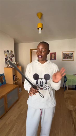 𝐀𝐍𝐀𝐈̈𝐒 𝐃𝐎𝐌𝐄́𝐍𝐄𝐂𝐇. on Instagram: "No sé si te has imaginado alguna vez siendo mayor pero yo sí y la imagen se acerca bastante a esto. Una señora de bien. Y de su casa. Y que va siempre cómoda, por supuesto💙 Mil gracias @unisa_shoes_and_accessories @pelonio Publicidad | Regalo"