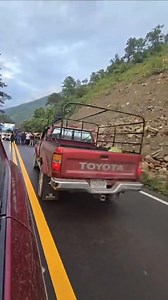 Pick-up vuelca en Colotenango #Huehuetenango, solo se reportan daños materiales por el momento. | Daniel Méndez Noticias