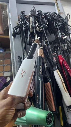 Toutes les machines à cheveux sont disponibles telles que présentées. Pour plus d'informations, envoyez-nous un message sur WhatsApp au numéro indiqué dans notre bio pour une réponse rapide. Nous sommes désormais situés au 105, avenue Prince Kasa Vubu, Luvua, table A10, dans la nouvelle galerie marchande. #kinshasa🇨🇩 #brazzaville🇨🇬 #vairal #hair ##videoviral