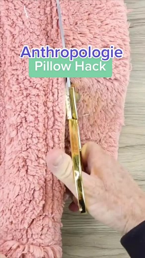 She cuts up a bathmat for the world’s cutest anthro-inspired decor idea! ✨#DIY #Dupe #DIYHomeDecor #HowTo #DIYProject